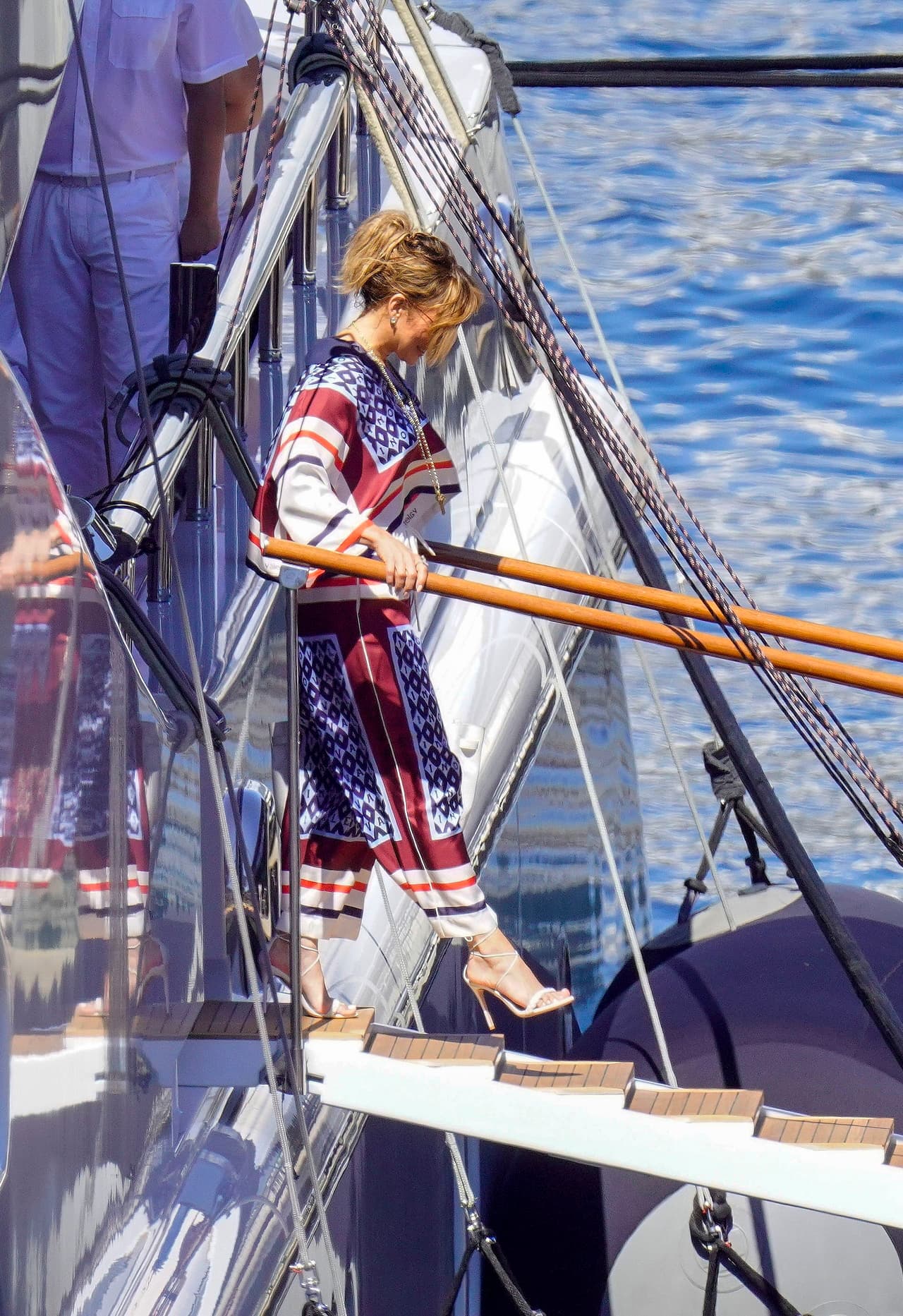 Pero, ¿en dónde quedó Ben Affleck después de los 
<b><a href="https://www.univision.com/famosos/jlo-y-ben-affeck-ya-posan-juntos-frente-a-la-camara-asi-es-la-historia-de-su-primera-foto-sin-paparazzi-video" target="_blank">apasionados besos que protagonizaron</a></b> juntos durante esta travesía?
<br>