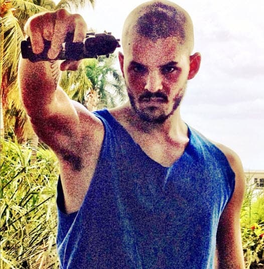 Este incidente ocurrió en 2002 y lo llevó al quirófano donde le pudieron reconstruir la mano, pero marcó para siempre la vida del cantante y actor: "Era tan duro enfrentarme al morbo de la gente que opté por un guante", confesó en 2008 en entrevista para la revista TVNotas.
<br>