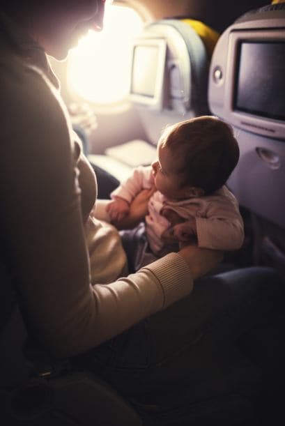 Resérvale un asiento. Aunque el gasto sea un poco mayor, es siempre recomendable que el bebé tenga su propio sitio en el avión.