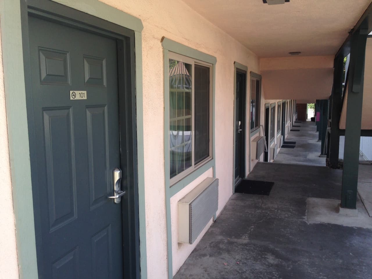 La hospedería tiene 44 habitaciones, una alberca vacía y la tarifa por noche es de 70 dólares.