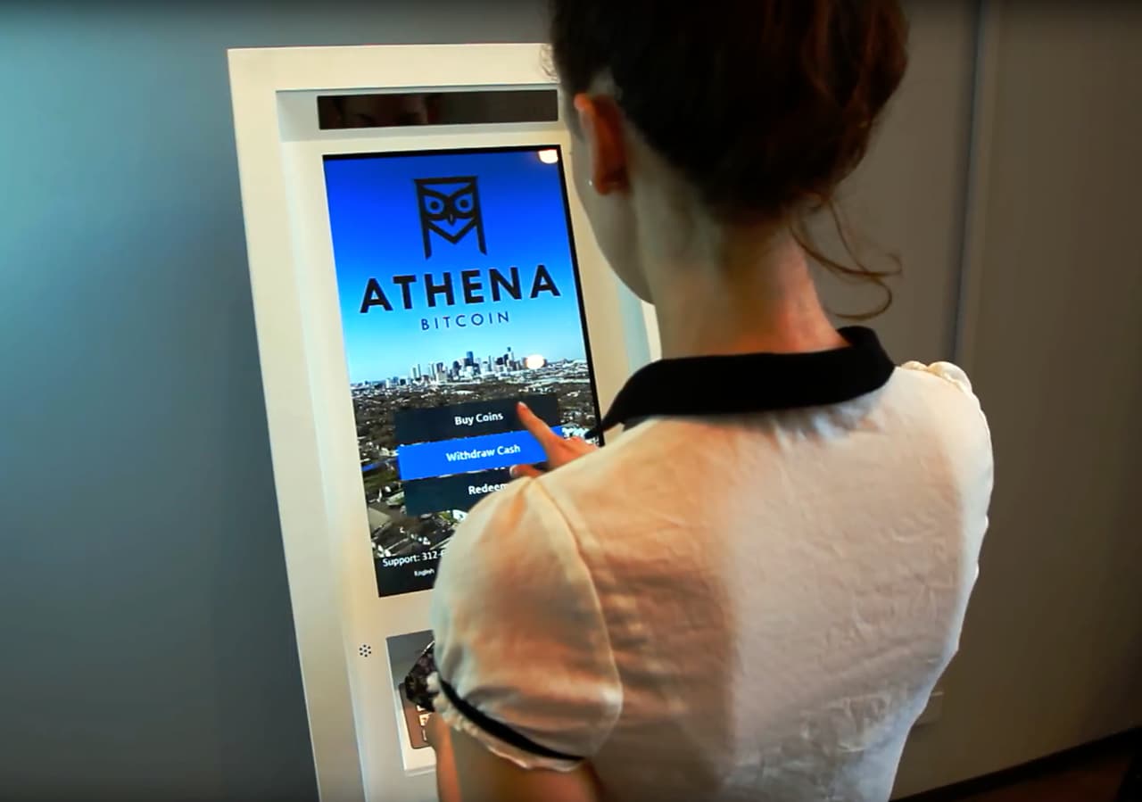 La empresa estadounidense Athena Bitcoin que negocia con la moneda virtual ha creado un ATM especialmente diseñado para cambiar dólares por Bitcoin.