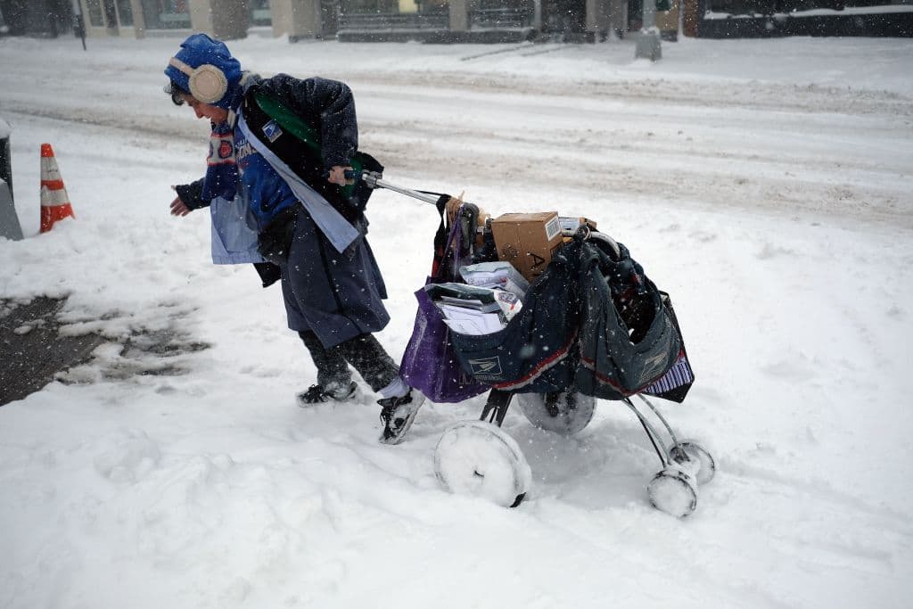 El gobernador de Nueva York, Andrew Cuomo, dijo que cada ciudadano debe ser responsable. "Si sale, no solo se pone en peligro sino que pone en peligro a otros", dijo.