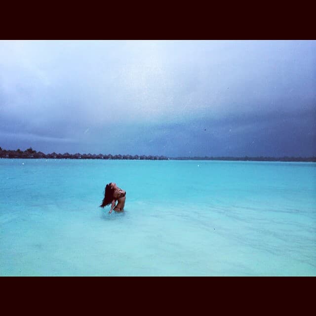Como una sirenita en el mar.