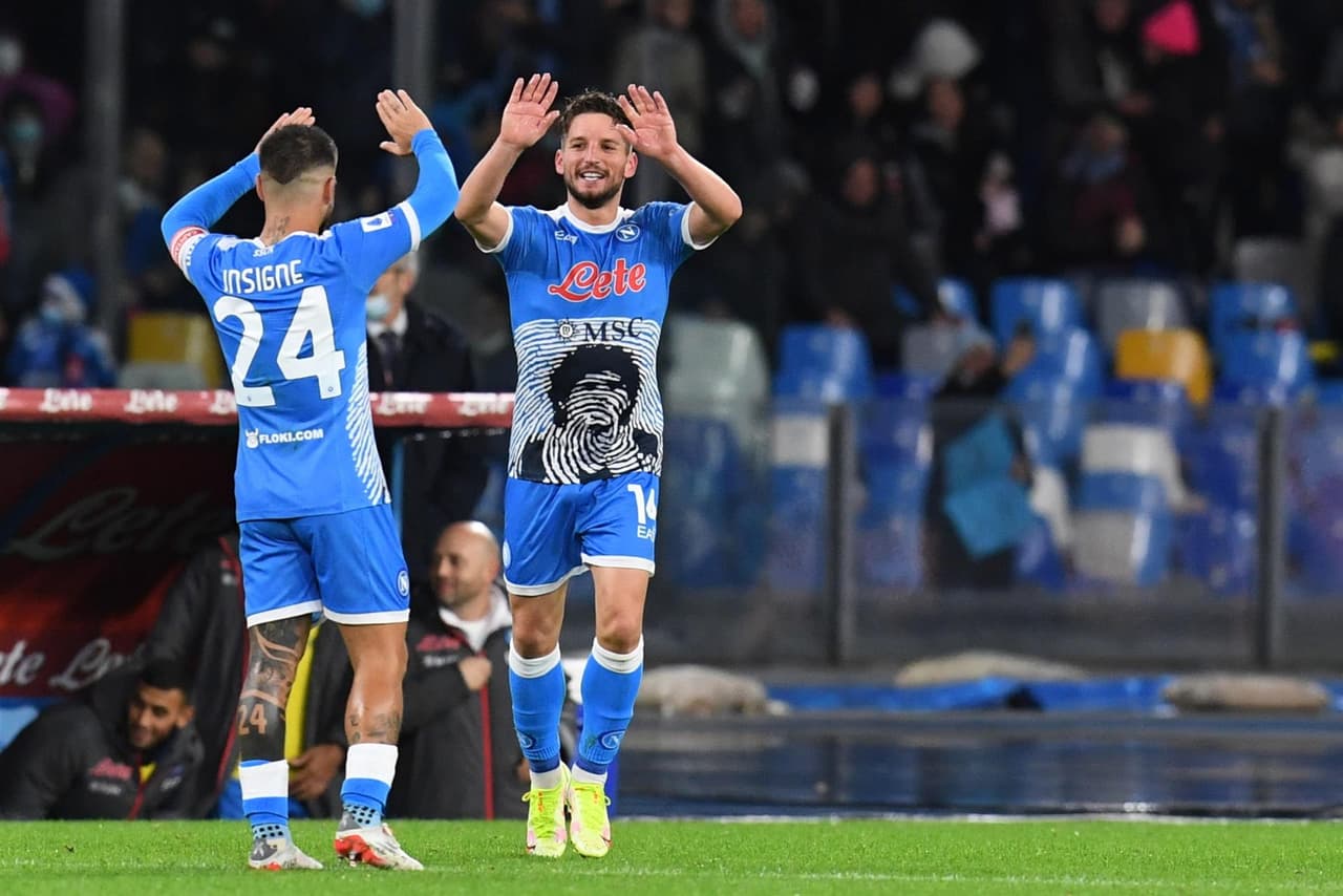 Con doblete de Mertens y goles de Zielinski y Ruiz Peña, el Napoli golea a la Lazio 4-0 durante la jornada 14 en la Serie A. Se le rindió homenaje a Diego Armando Maradona previo al encuentro y el mexicano Hirving Lozano jugó 65 minutos, pues salió por pisotón en la pierna.