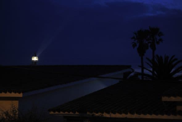 Antes de su automatización, en 1951, La Panela era operada por tres fareros que vivían indecibles penurias en medio del ancho río.