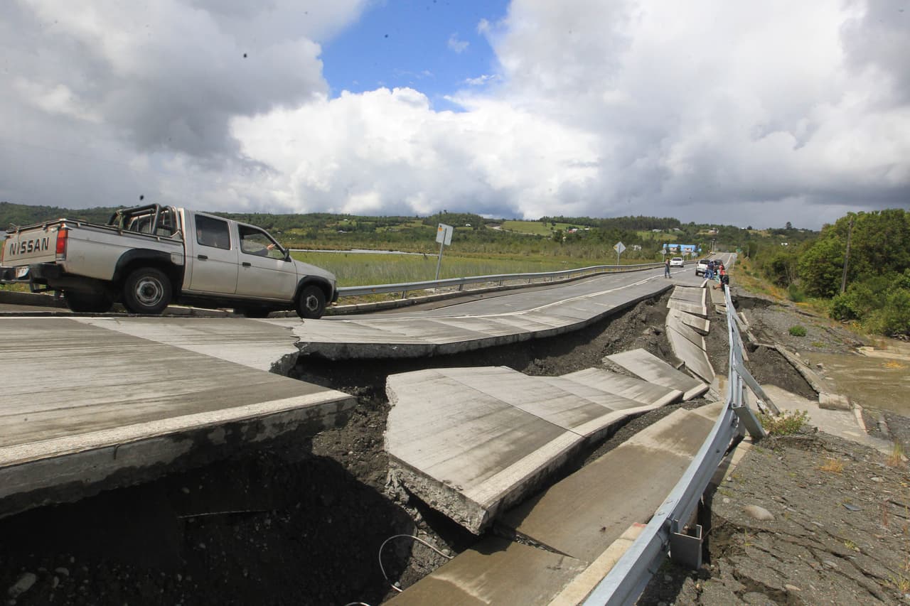 Las autopistas fueron afectadas por el terremoto en lugares puntuales, pero no así las construcciones.