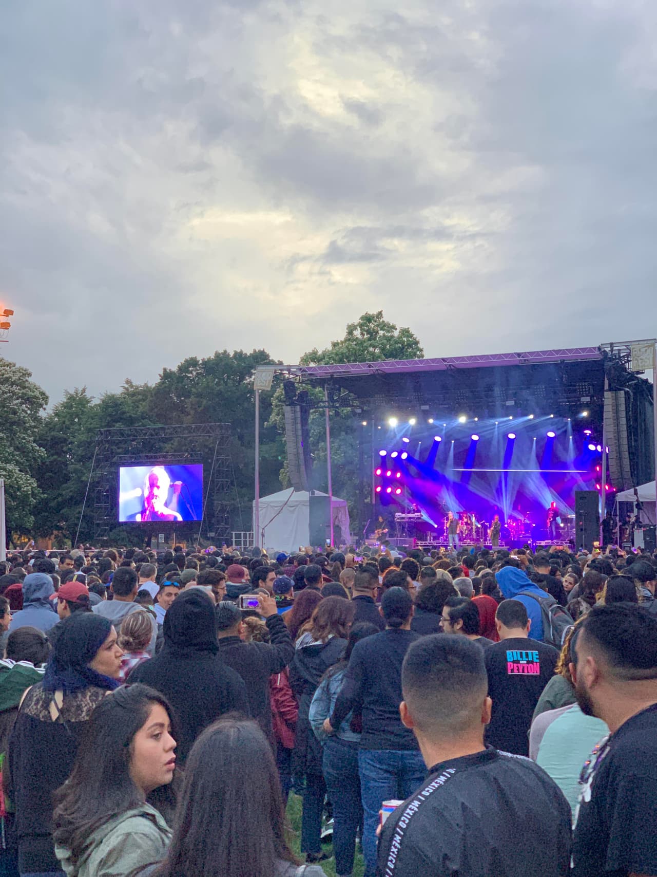 En la fotografía los espectadores durante el cierre de RuidoFest.