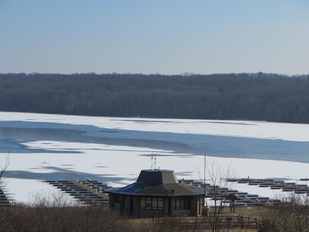 En los meses de invierno, el parque abre los senderos y el lago para practicar esquí de fondo, trineos, patinaje sobre hielo y pesca en hielo.