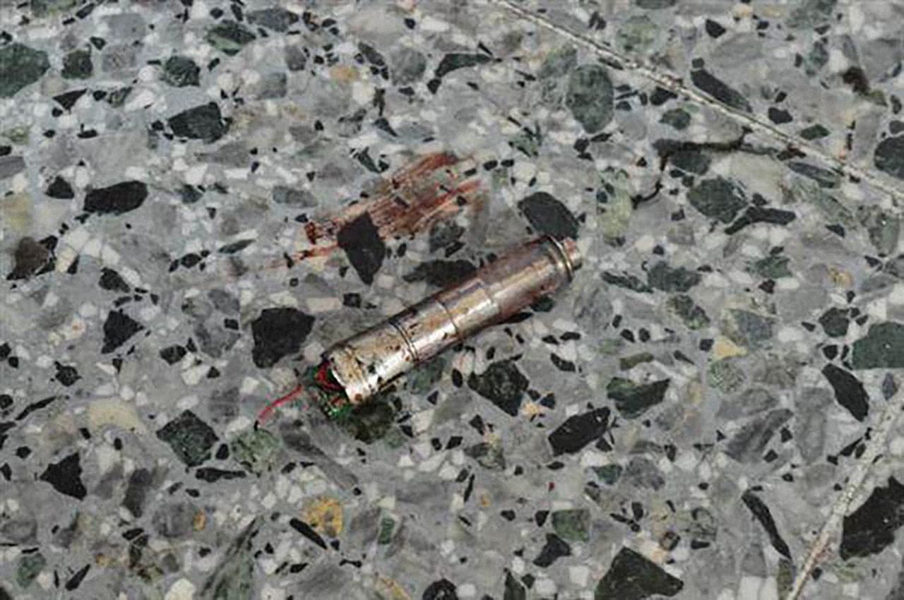 <b>Otro ángulo del detonador.</b> En su detonación 
<b><a href="http://www.univision.com/noticias/explosiones/policia-arresta-a-un-hombre-de-23-anos-aparentemente-vinculado-al-ataque-terrorista-en-el-concierto-de-ariana-grande-en-manchester">Abedi</a></b>,
<b><a href="http://www.univision.com/noticias/explosiones/quien-era-salman-abedi-el-presunto-atacante-suicida-de-manchester" target="_blank"> joven británico de ascendencia libia</a></b>, mató a 22 personas e hirió a más de 50 después de un concierto de la cantante Ariana Grande en Manchester.
<br>