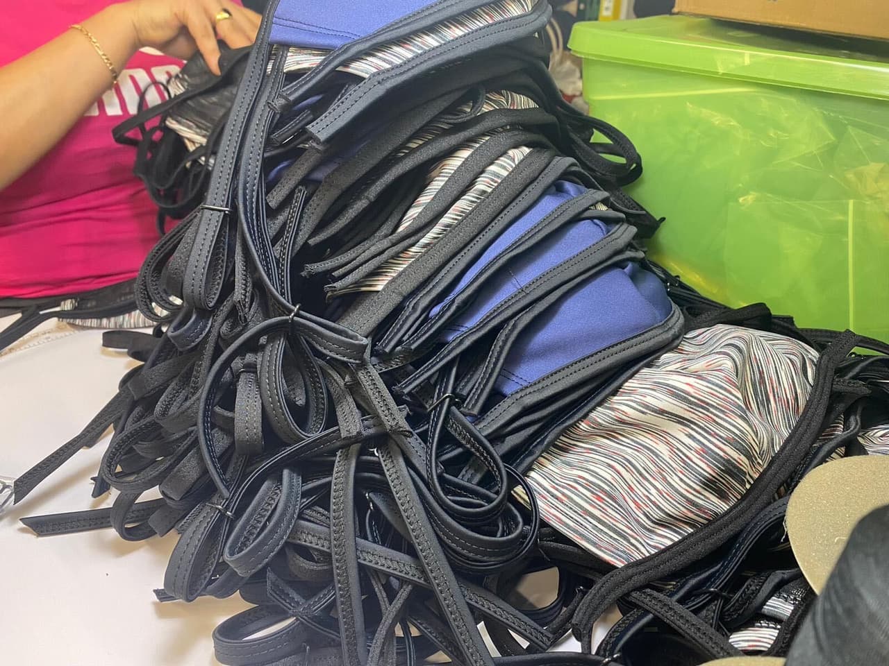 Las máscaras para protegerse del coronavirus cuestan $10 y la demanda ha sido muy grande. 
<br>