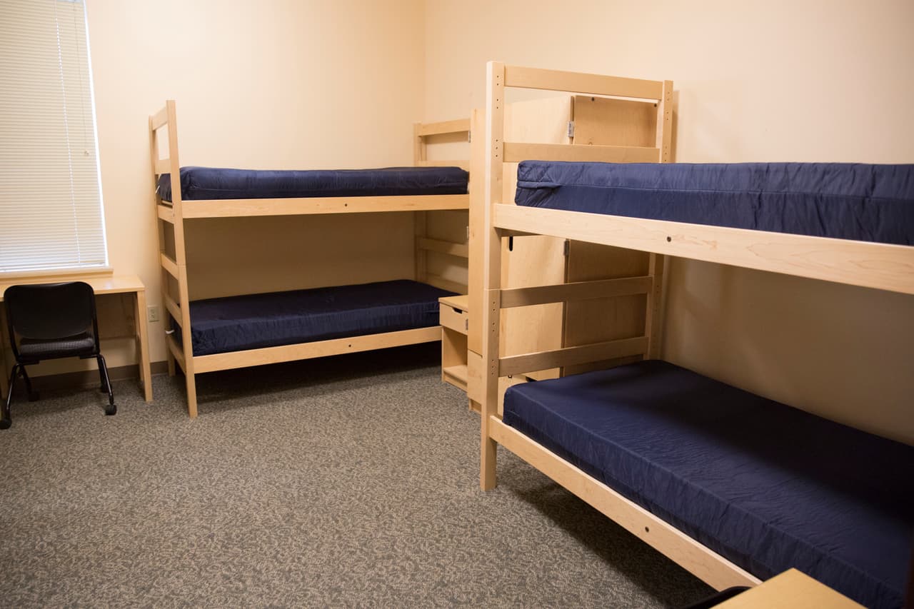 Los dormitorios de la academia de bomberos de Washington. En Riverside, algunos desalojados todavía usan mascarillas y mantienen su distancia, pero la gente es amigable entre ella, dijo Jarred Evans, exquarterback de la Universidad de Cincinnati que ahora juega profesionalmente en China. “Todo ha estado muy tranquilo”, dijo Evans.