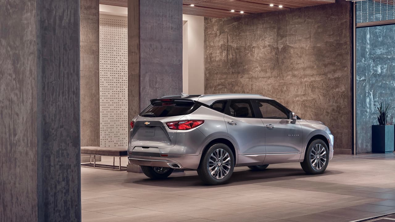 El menú de opciones de la nueva Chevrolet Blazer 2019 consiste en: un 4 cilindros de 2.5-litros de desplazamiento que genera 193 caballos de fuerza y 188 lb-pie de torque, y un V6 de3.6-litros de desplazamiento con 305 caballos de fuerza y 269 lb-pie de torque. Ambos motores estarán acoplados a una transmisión automática de 9 velocidades. Chevrolet dice que la nueva Blazer contará con una capacidad de remolque de 4,500 libras.