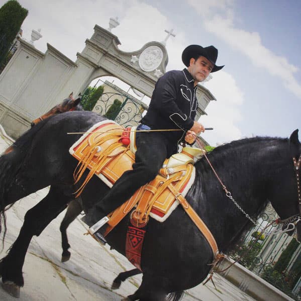 <b><a href="http://www.univision.com/temas/eduardo-capetillo">Eduardo Capetillo</a></b> sigue cautivando en las redes sociales, en esta ocasión compartió fotos de la cabalgata que hizo con su hijo por las calles de Ocoyoacac, poblado del Estado de México.