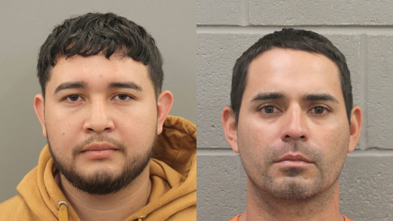 Acusan a dos sospechosos de balear a un hombre y luego dejar el cuerpo al interior de un vehículo en llamas