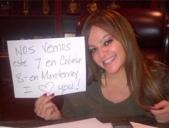 Además publicaba imágenes en sus redes sociales para decirles en donde se presentaría.