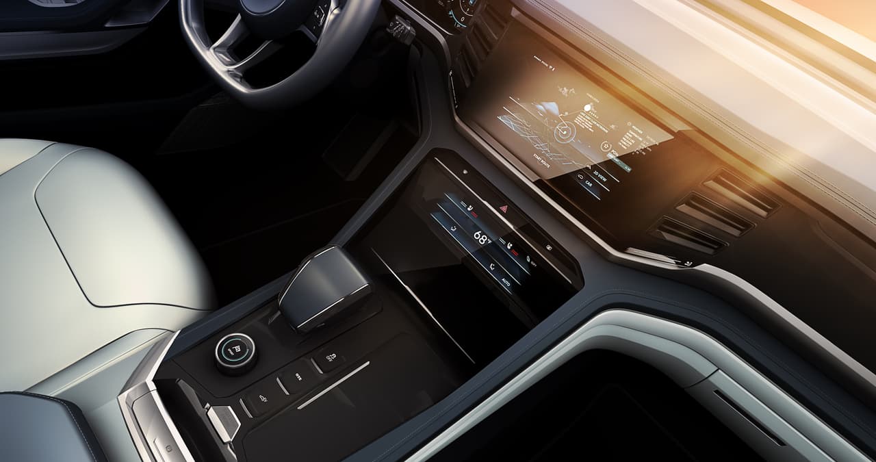 La cabina es amplia y llena de detalles que encantarán al público estadounidense, como lo es su 
<b>enorme pantalla táctil de 10.1 pulgadas</b> con sensores de proximidad y control de gestos. El diseño de los gráficos cambia según el perfil de conducción seleccionado: Nieve, Sport, Carretera y Off-road. El sistema de navegación puede mostrarse en sistema bi o tridimensional. En cada uno de estos niveles se muestra el mapa y la ubicación del vehículo, pero con información diferente: puntos de interés, información geográfica, posición respecto al nivel del mar, entre otros datos.