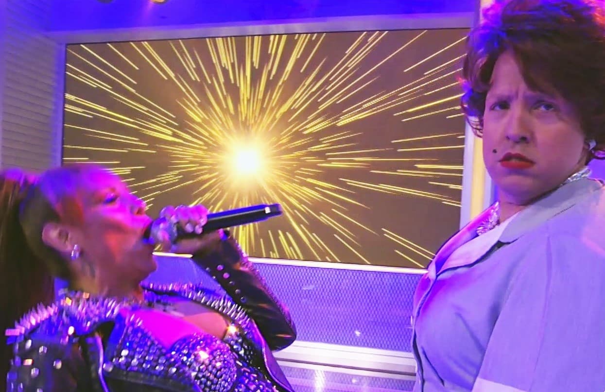 La imitadora de Alejandra Guzmán le cantó unas estrofas del tema 'Hacer el amor con otro'. Meche se metió en el papel de 'La Guzmán' y probó el nivel de su expresión escénica, en esta foto captamos sus gestos al adentrarse en la letra del tema.