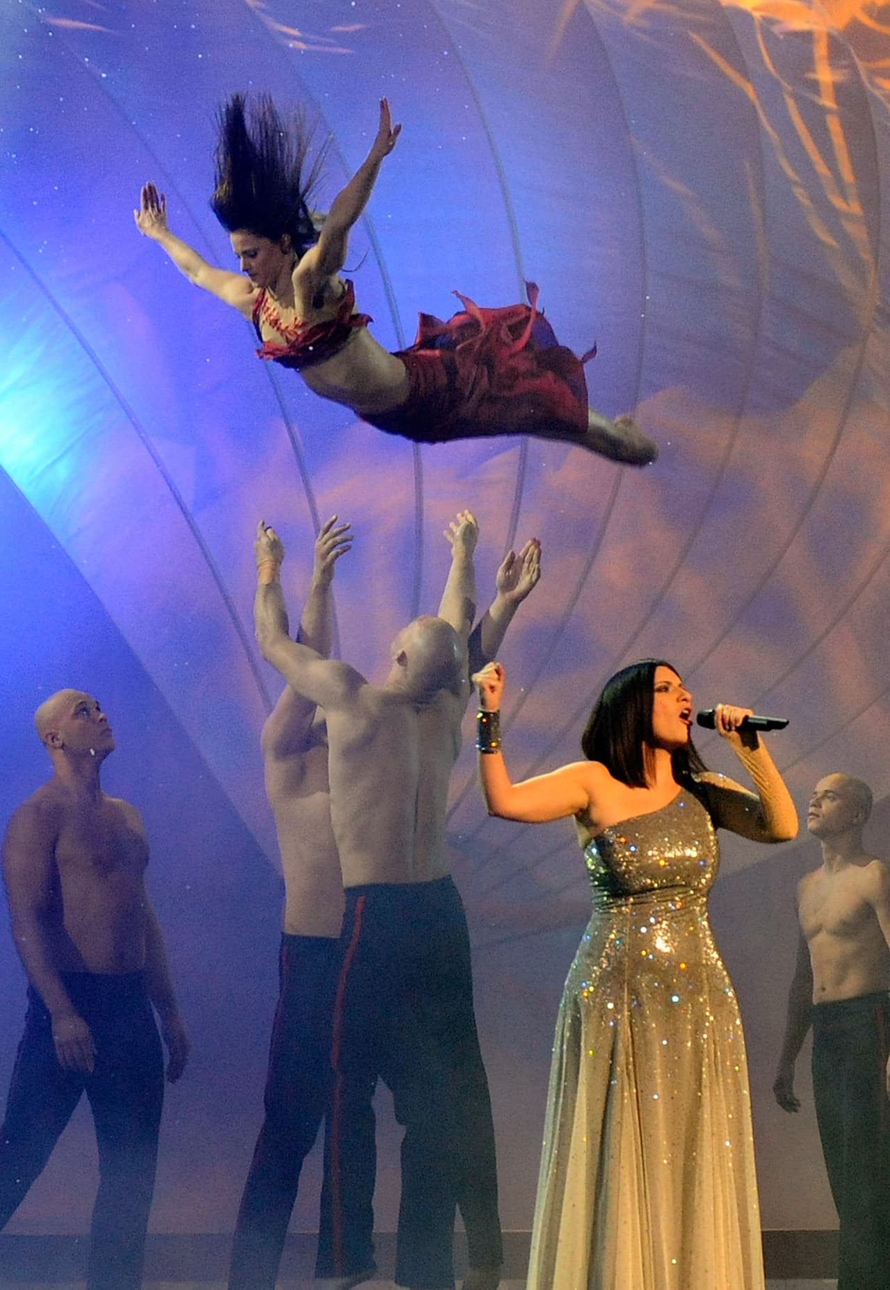 Laura Pausini se presentó con un espectacular performance para acompañar su tema 'En cambio no', nominado en la categoría de Grabación del Año.