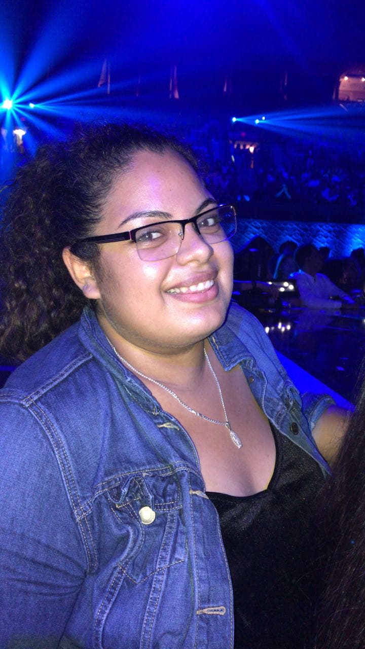 La fan que se llevó la chamarra es una joven residente en Canadá llamada Anniely Gómez, que se mostró muy emocionada por apoderarse de la prenda del artista.