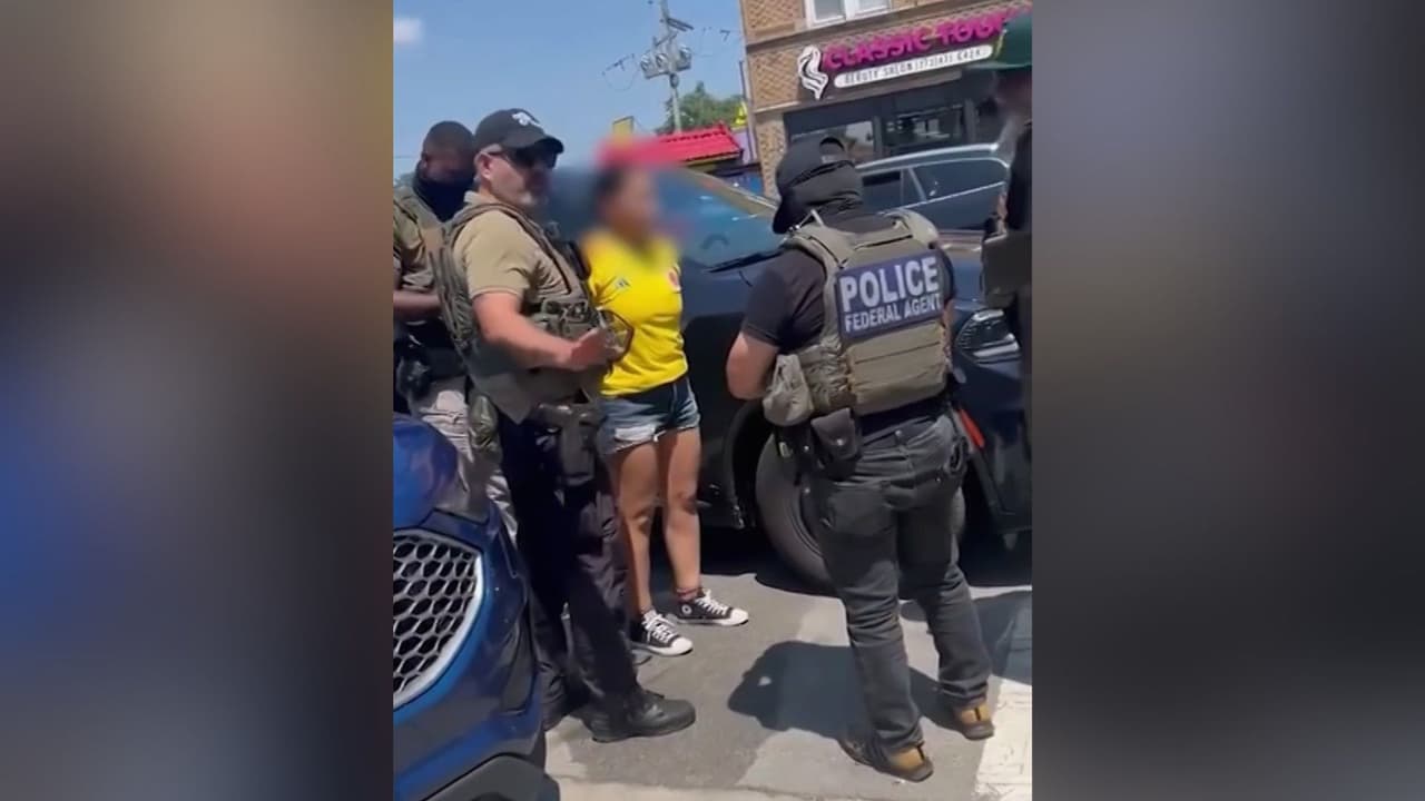"No vamos a querer salir por miedo": Alarma en barrios hispanos de Chicago por operativos de ICE
