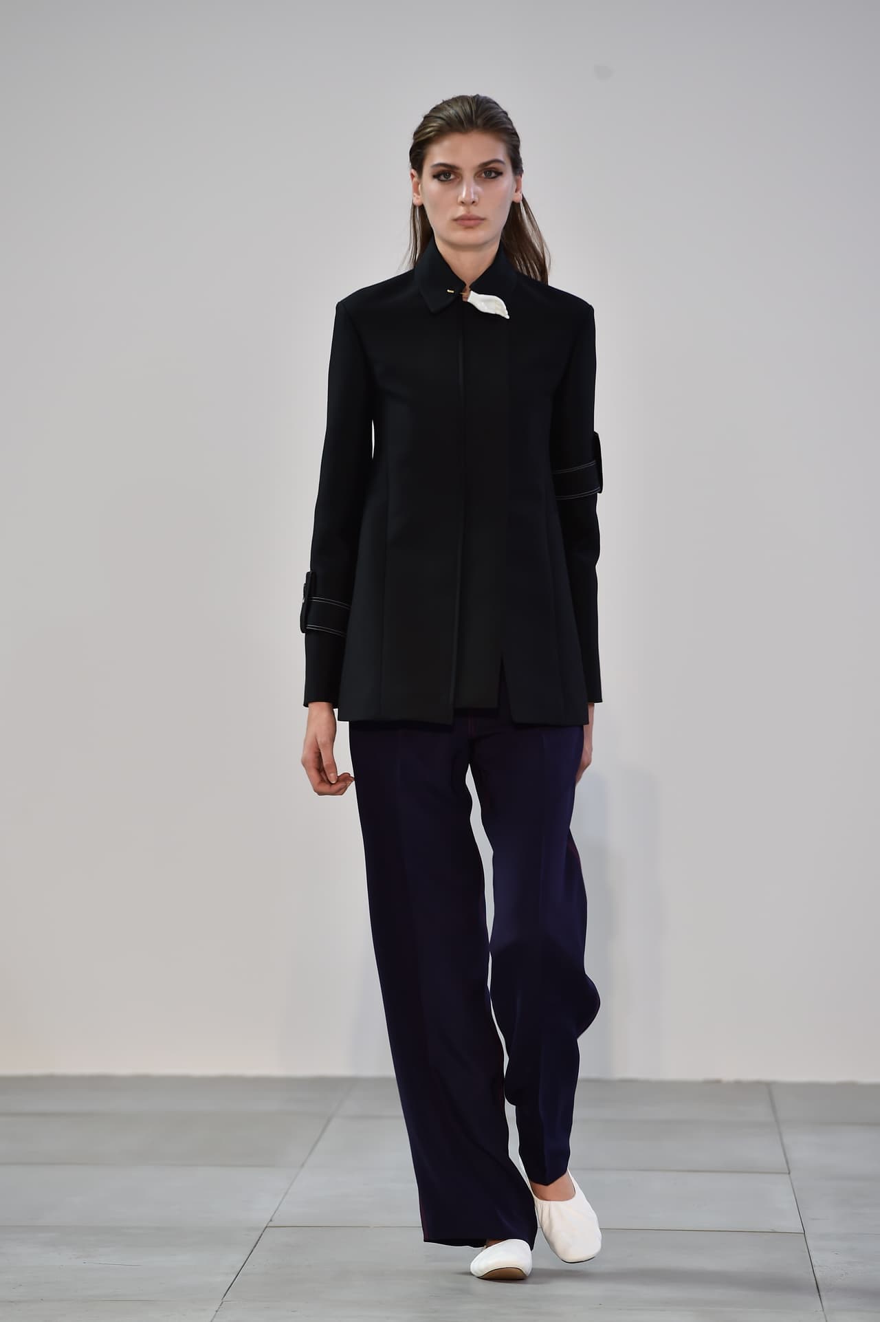 Para evitar cualquier discusión un traje de chaqueta y pantalón negro será el comodín no solo de cualquier maestra, sino para cualquier mujer.