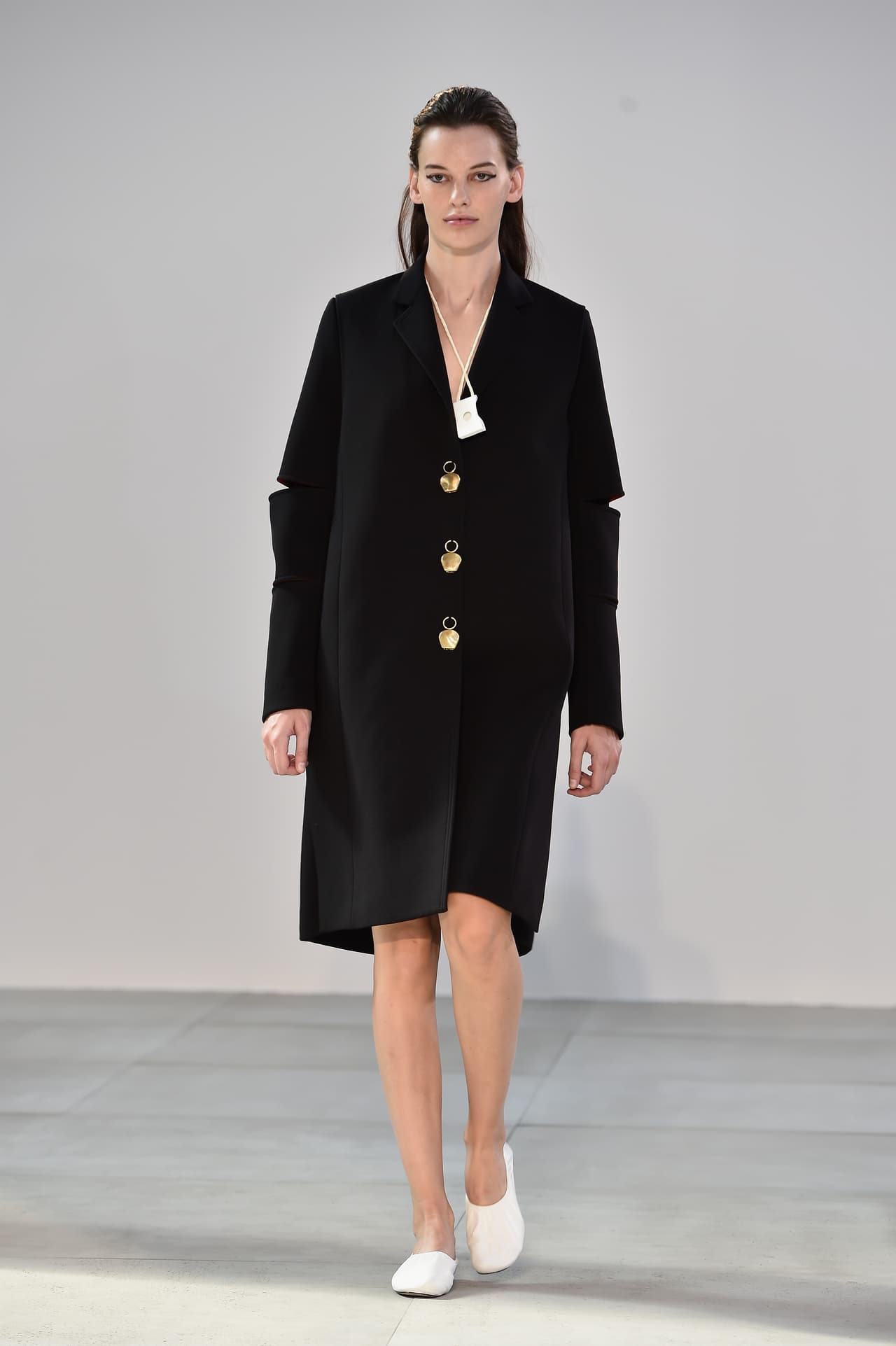 Angelina ha sido una actriz con muchas facetas. Durante años de carrera se la emparentó con aires góticos, por eso no dudamos en su predilección en el negro y en las siluetas holgadas para este nuevo momento de su carrera.