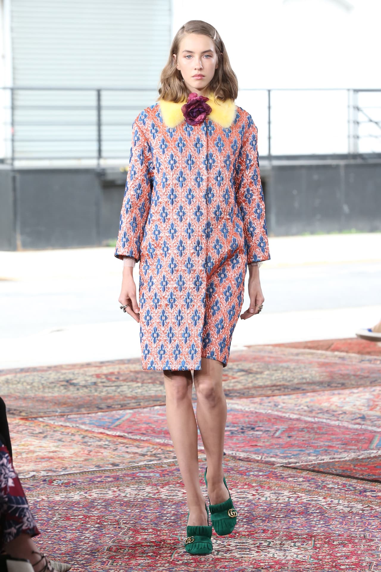 Si muy al estilo de la cinta 'Legally Blond', Angelina no quisiera camuflarse con los aires serios y conservadores, sino que, por el contrario, quisiera resaltar por sus apuestas estilísticas, podría elegir un vestido-abrigo tipo setentero como este de la más reciente colección de Gucci.