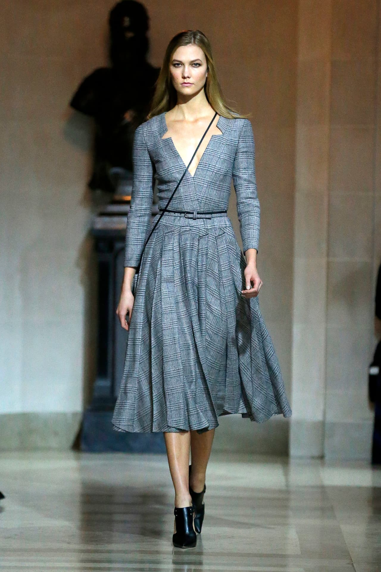 El color gris, sin duda, será uno de los grandes aliados de Jolie en su transición a la academia, una vez que es un tono que es de temporada pero que es a la vez muy serio. Un vestido de mangas largas, cuello en 'v' y falda amplia como este de Carolina Herrera podría encarnar la imagen elegante y más emblemática de una maestra.