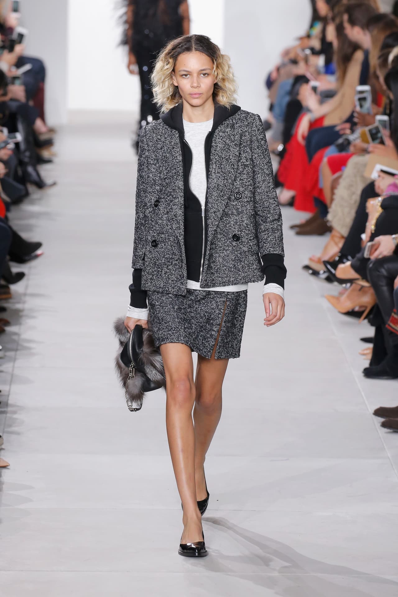 El 'power suit' de falda, es una pieza que la moda ha sabido reinventar a través de las décadas. En materiales como el Tweed, un traje como este de Michael Kors puede llevarse con una camisa y unos 'stilettos' negros y así apelar a la facción más conservadora de la moda.