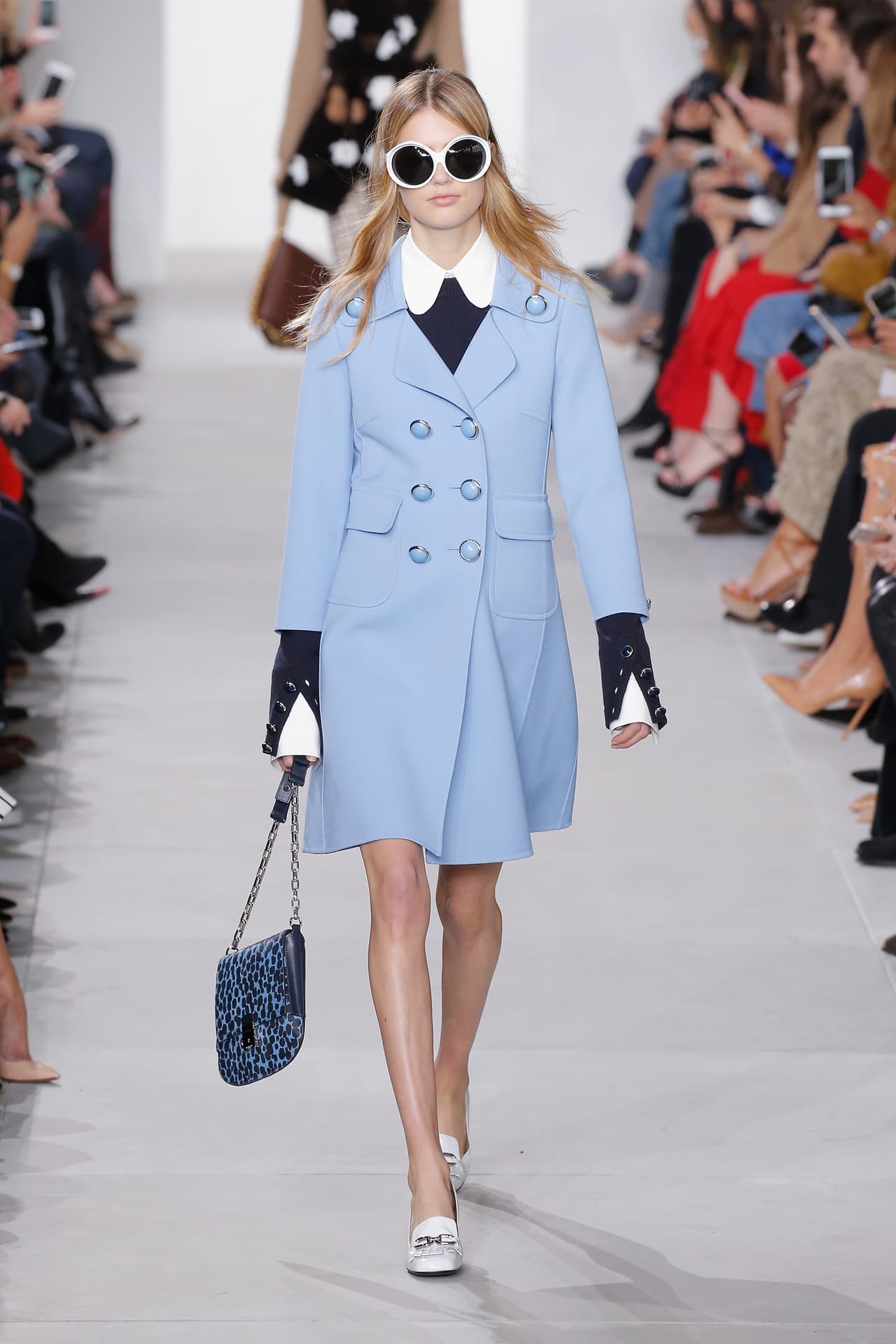 Si pensar en Angelina Jolie como una maestra es un sueño casi idílico, por qué no pensarla vestida justamente como las maestras de otras décadas que siempre iban de cuello blanco tipo bebé, suéteres y gabardinas de doble abotonadura como esta de Gucci.