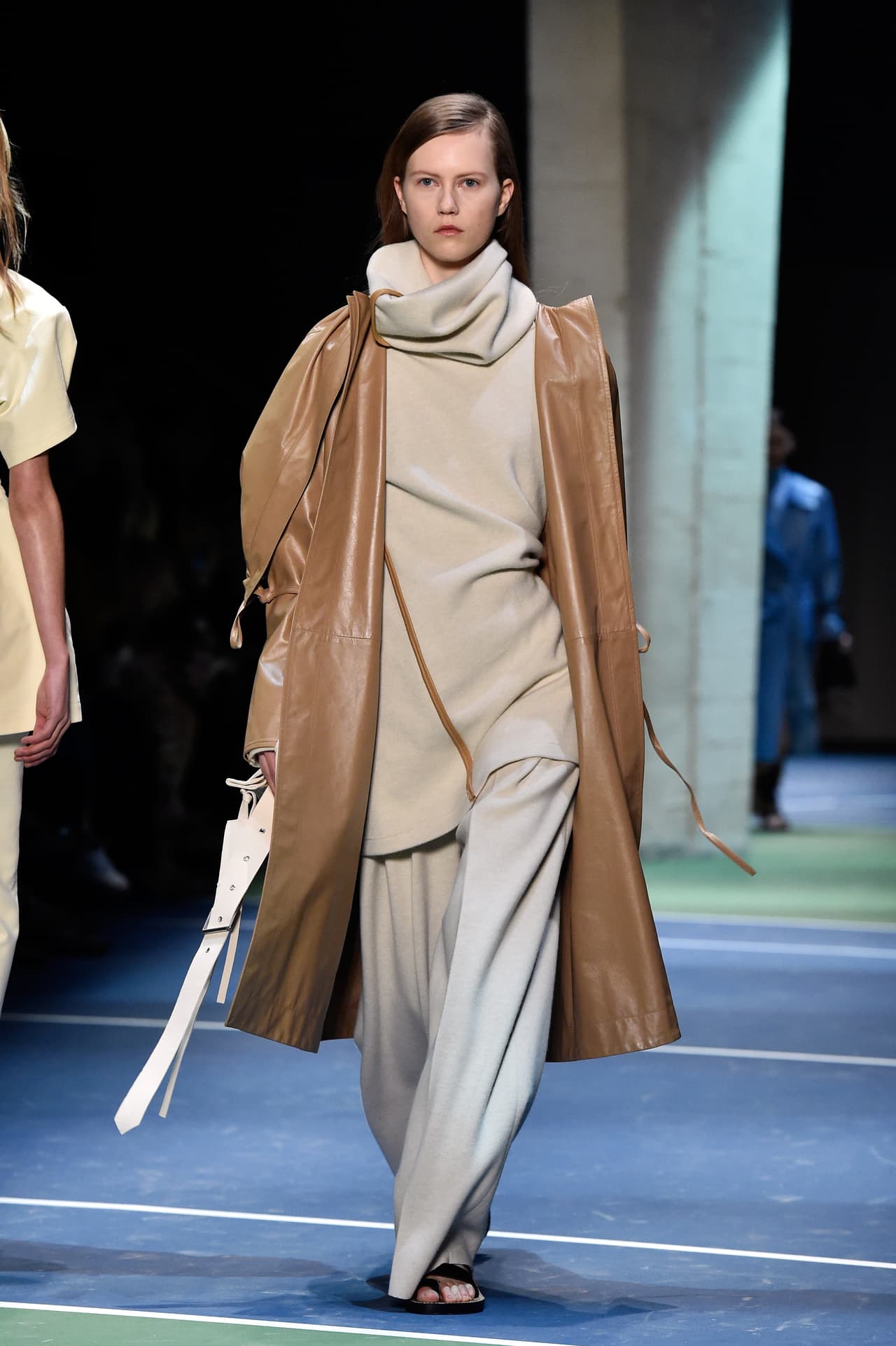 Las siluetas amplias y los tonos cálidos, los buzos de cuello tortuga y el juego de 'capa sobre capa' como en este look de Celine, podrían ser una interesante manera para que Angelina Jolie luciera muy a la moda a la vez que emana un aire de intelectualidad.