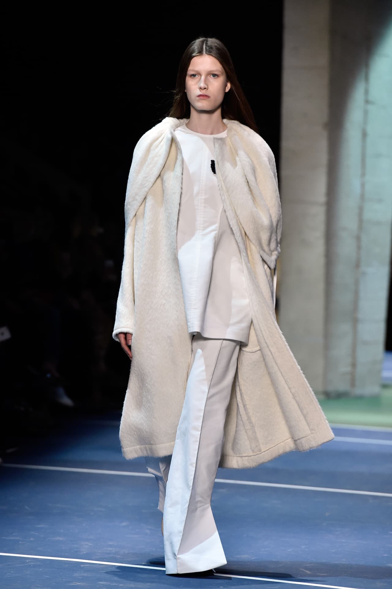 El sastre pantalón se inventó en los años ochenta, justamente para que las mujeres pudieran lidiar con inteligencia y practicidad situaciones similares a la que ahora se enfrenta la famosa actriz de Hollywood. Formalidad, seriedad, elegancia, respeto, y feminidad serán adjetivos que estarán de su lado con un traje blanco como éste de Celine.