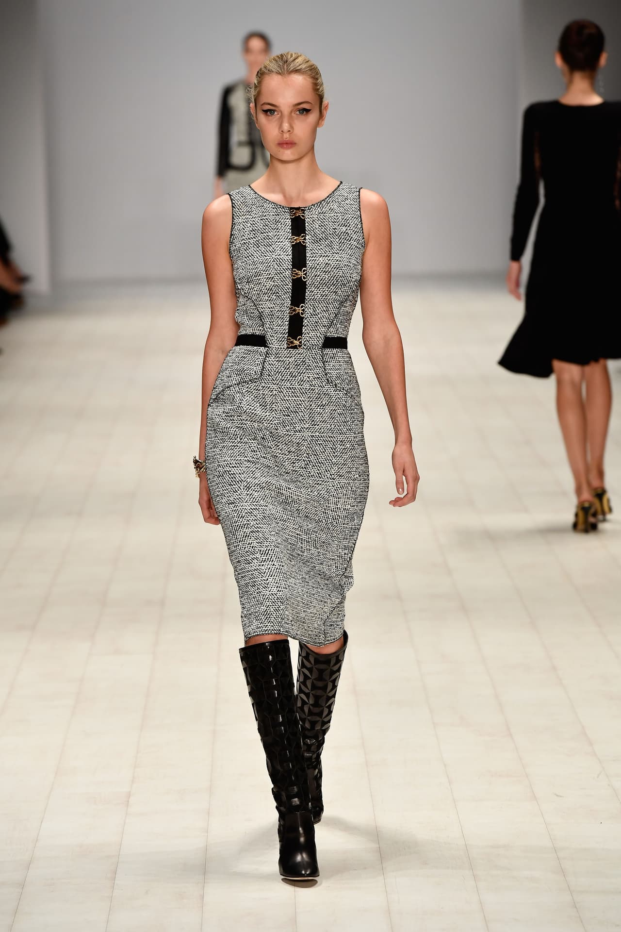 Inspiradas en la emblemática Clare Underwood, la Primera Dama de la serie política House of Cards, pensamos que este vestido de Oscar de la Renta, ceñido, en tweed, de falda a la rodilla y botas largas resultaría ideal para que Angelina Jolie fuera tomada con seriedad sin perder su estilo y sensualidad.