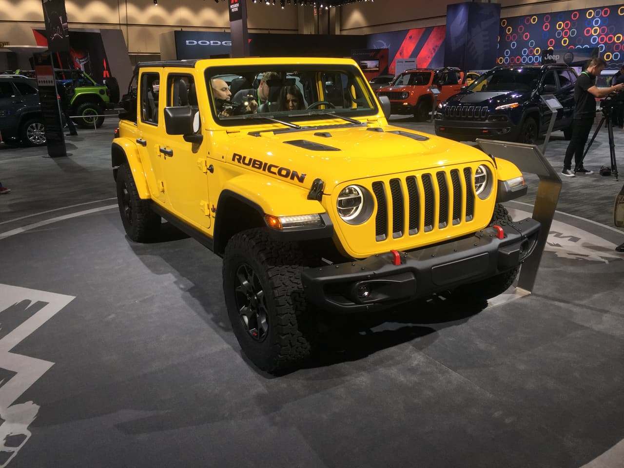 <b>Jeep Wrangler 2018</b>
<br>El renovado Jeep hizo su aparición estelar en el Auto Show de Los Ángeles en sus dos versiones, de dos y cuatro puertas. La parrilla luce más actualizada, al igual que los faros delanteros, las ventanas aumentaron su tamaño y cuenta con rines off road de 17 pulgadas. Para la cabina se han dispuesto tres diferentes pantallas (5", 7" y 8.4") para controlar el sistema UConnect.