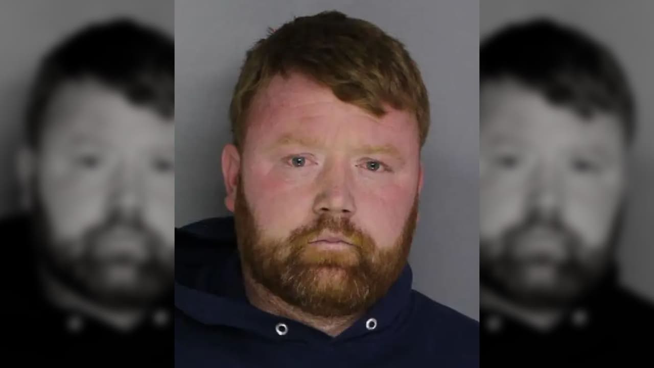 Niña de 9 años despierta con un hombre desconocido y desnudo en su cama 