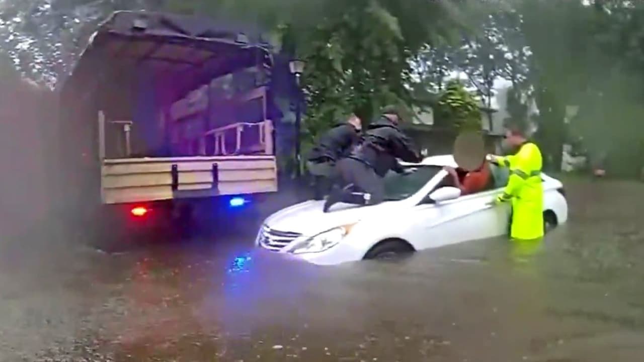 Dos personas atrapadas en medio de una inundación son rescatadas de un automóvil en Nueva Jersey