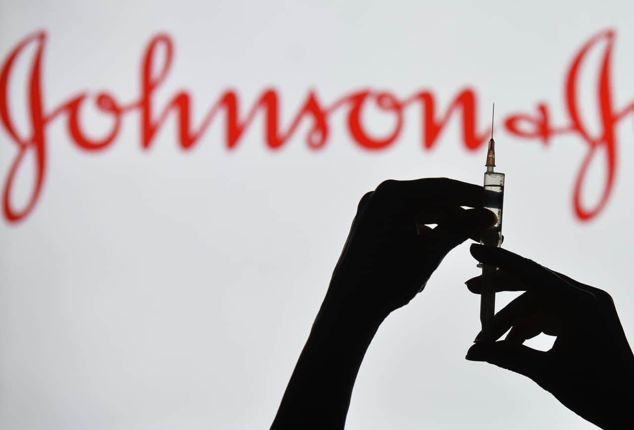 Advierten sobre posible vínculo entre la vacuna Johnson & Johnson y un raro trastorno neurológico