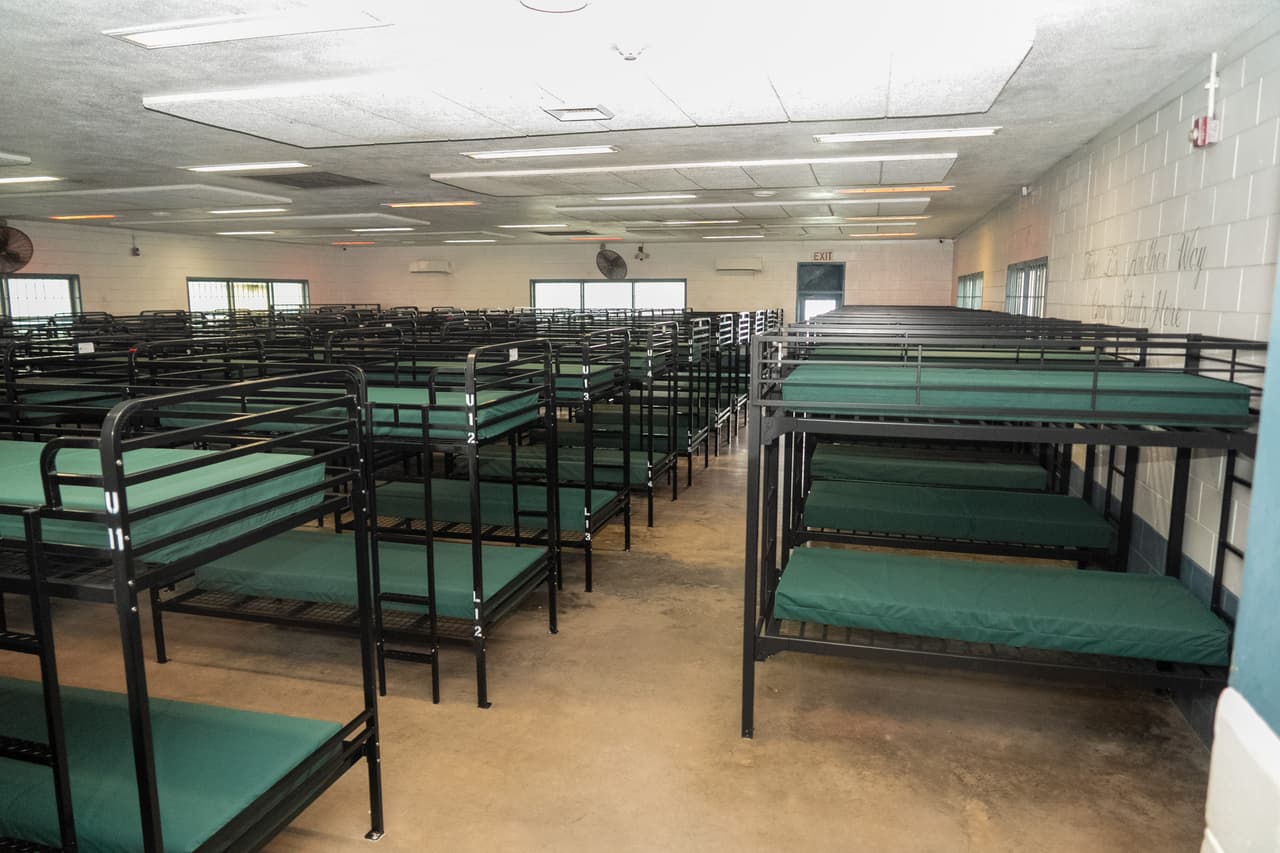 Se espera que la nueva cárcel para migrantes de Florida tenga una capacidad para albergar a 1,300 personas, aunque esta podría ampliarse hasta 2,000, informaron funcionarios del estado.