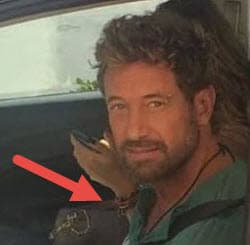 Y la sexta razón por la que creemos que sí se trata de ella es su muñeca izquierda llena de pulseras.