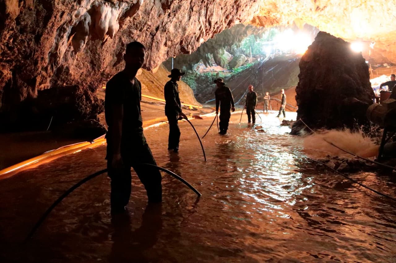 Poco oxígeno, mucha agua y gran distancia: por qué sacar a los niños de la cueva en Tailandia es una "misión brutal"