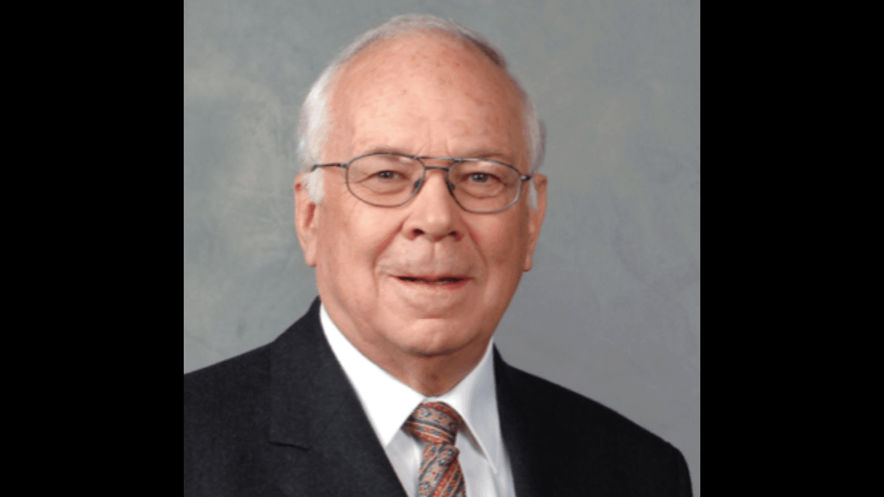 <h2 class="cms-H2-H2">9. Adolf Merckle</h2>
<br>
<br>Adolf Merckle, nacido en 1934, logró convertirse en uno de los empresarios más importantes de Alemania. Para 2008, era el quinto hombre más rico del mundo y su conglomerado empresarial reunía a más de 100 compañías y cerca de 100,000 empleados. 
<br>
<br>Pero la recesión global de 2008 hizo que Merckle perdiera miles de millones de dólares en malas inversiones, particularmente en Volkswagen. El empresario se declaró en bancarrota y decidió quitarse la vida en 2009. 
<br>
<br>
<i><b>Si tienes pensamientos vinculados al suicidio o conoces a alguien que los tiene, hay líneas telefónicas en español e inglés de asistencia en la <a href="https://suicidepreventionlifeline.org/help-yourself/en-espanol/">Línea de Prevención del Suicidio</a> y de la <a href="https://afsp.org/">Asociación Estadounidense de Prevención del Suicidio</a>. El teléfono de ayuda es 1-800-273-8255, el servicio es gratuito, está disponible todo el tiempo y las llamadas son confidenciales.</b></i>