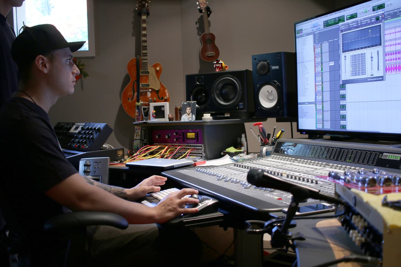 Mosty trabaja en Protools todas las secuencias de una canción.