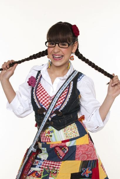 ¿Y estas extrañas trenzas? Aquí 
<b><a href="http://www.univision.com/programas/novelas/danna-paola-se-muestra-destrozada-tras-la-muerte-de-hiromi-y-de-su-abuelo">Danna</a></b> tenía todavía una imagen muy adorable, la actriz se convirtió en un 'Patito' para la televisión.