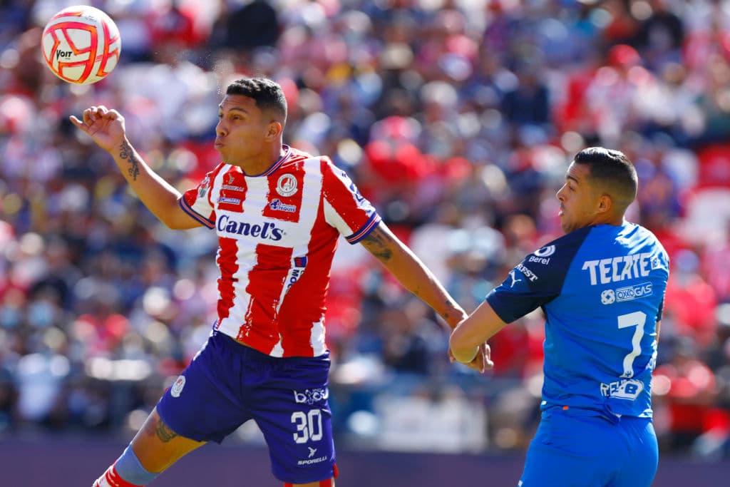 Rogelio Funes Mori, de penal, le dio el triunfo a Rayados sobre Atlético San Luis. El jugador nacionalizado mexicano marcó, a los 83 minutos, y le dio una sufrida victoria al Monterrey.