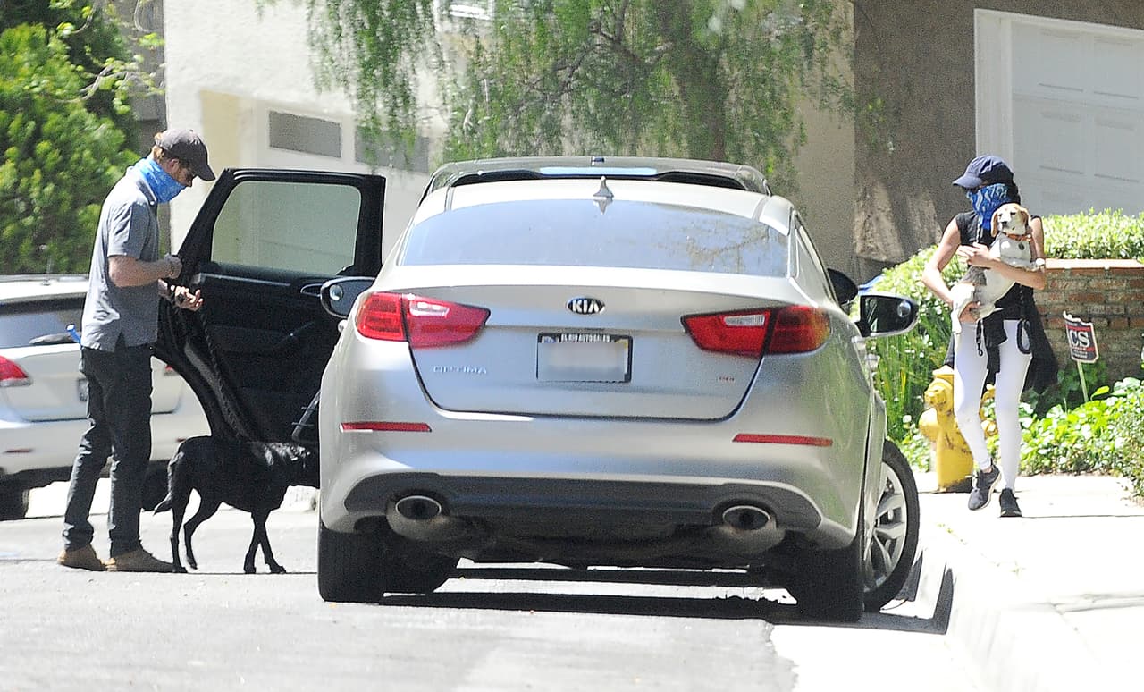 La carta también se envió horas después de que diversos medios de comunicación alrededor del mundo publicaron fotos y videos de la pareja
<b><a href="https://www.univision.com/shows/despierta-america/meghan-markle-y-harry-donaran-parte-de-las-ganancias-de-su-boda-a-los-afectados-por-el-coronavirus-video" target="_blank"> repartiendo comida </a></b>a centros de ayuda en Los Ángeles y paseando a sus perros en medio de la crisis por el coronavirus. 
<br>