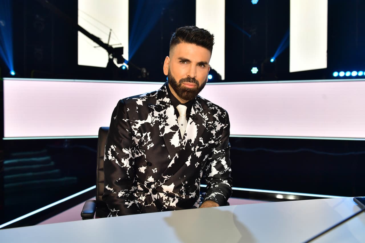 Jomari Goyso es conocido por ser el juez más fashion de Nuestra Belleza Latina y siempre se caracteriza por imprimirle su estilo a todo lo que se pone y los trajes que utilizó en las primeras cinco galas de Nuestra Belleza Latina no han sido la excepción. Algunos de ellos han levantado más polémica que sus críticas a las participantes del show.