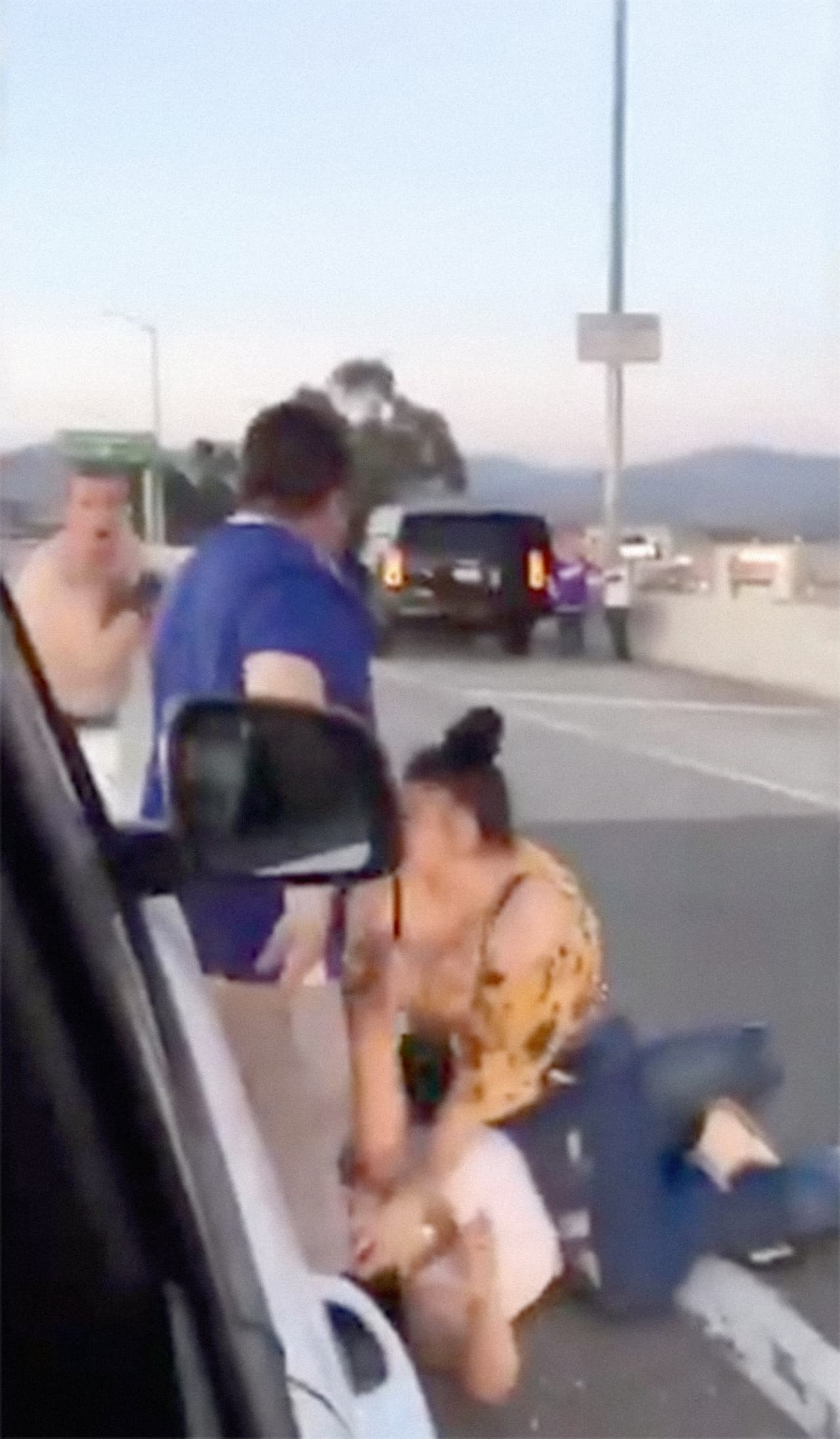 La hispana la emprende al mismo tiempo con la otra mujer y la lanza al suelo.