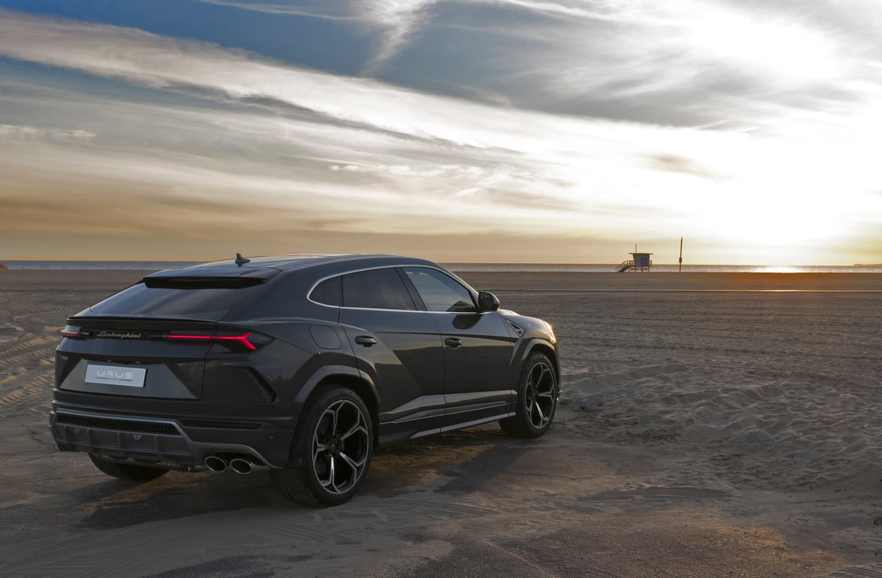 <h3 class="cms-h3-H3"><b>Un Lamborghini para compartir.</b></h3>
<br>Para cuatro y hasta cinco pasajeros, dependiendo de la configuración, Urus es el primer producto de Lamborghini en mucho tiempo en aceptar más de dos personas en su cabina. Obviamente tú decides con quién la compartes, y probablemente más de uno la querrá para él solo.