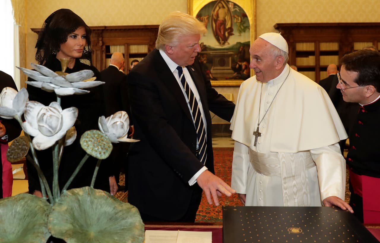 Melania, Donald Trump y el papa Francisco en el despacho del pontífice católico