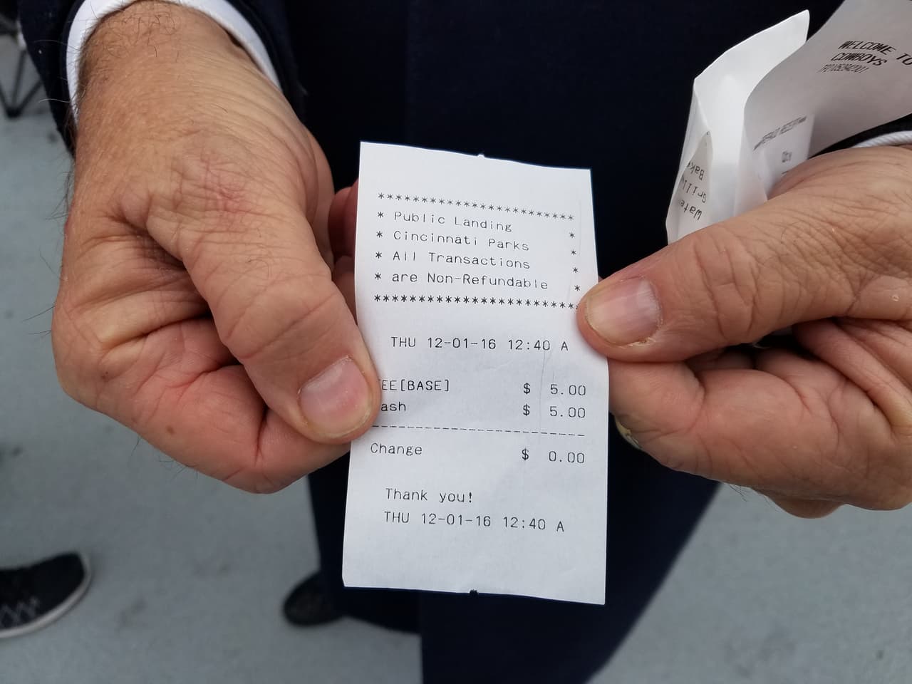 Richard Snowden muestra el recibo del parking para demostrar que llegó a las 12.40AM